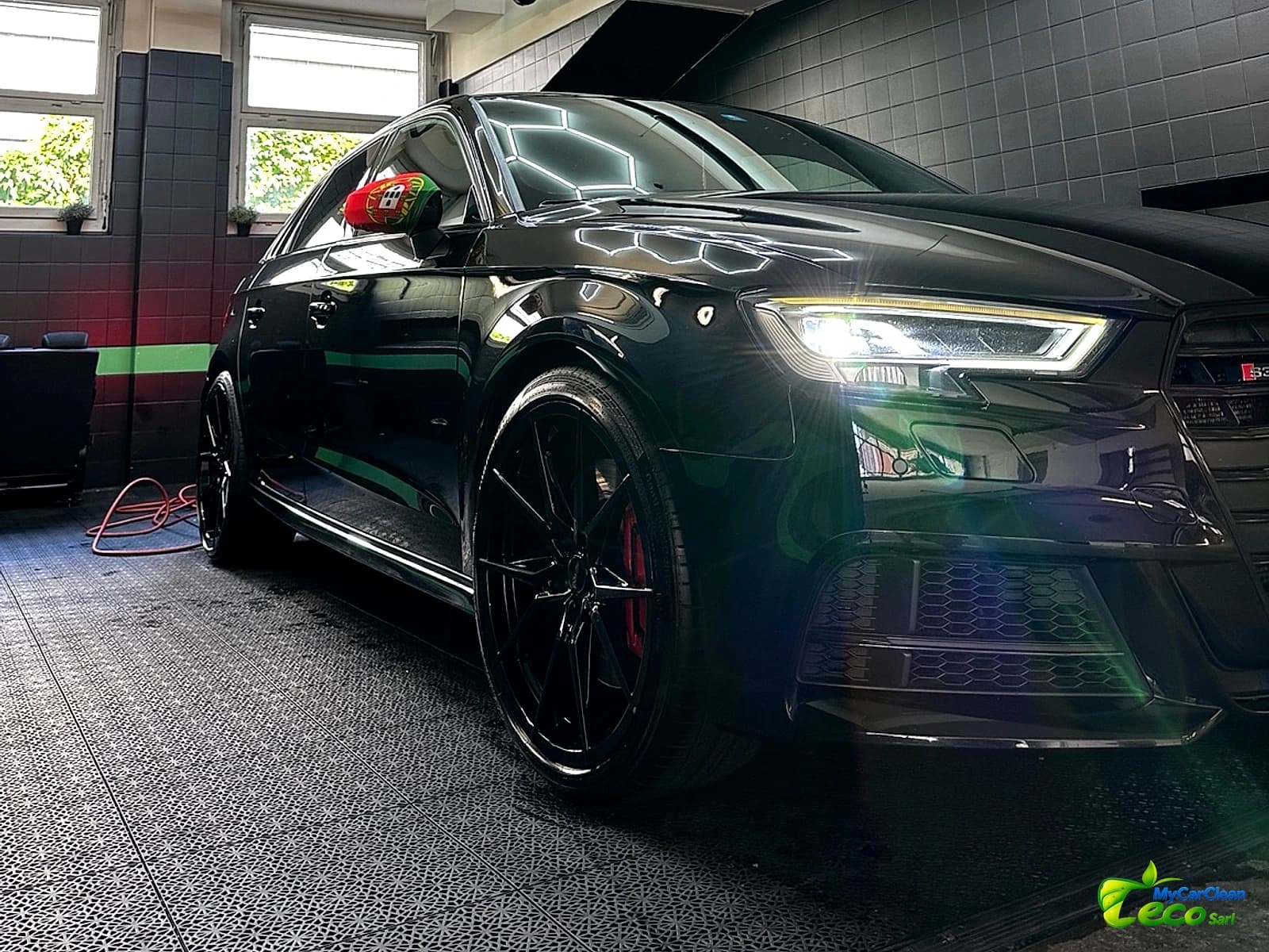 Audi noire dans l'atelier MyCarCleanEco — après le soin