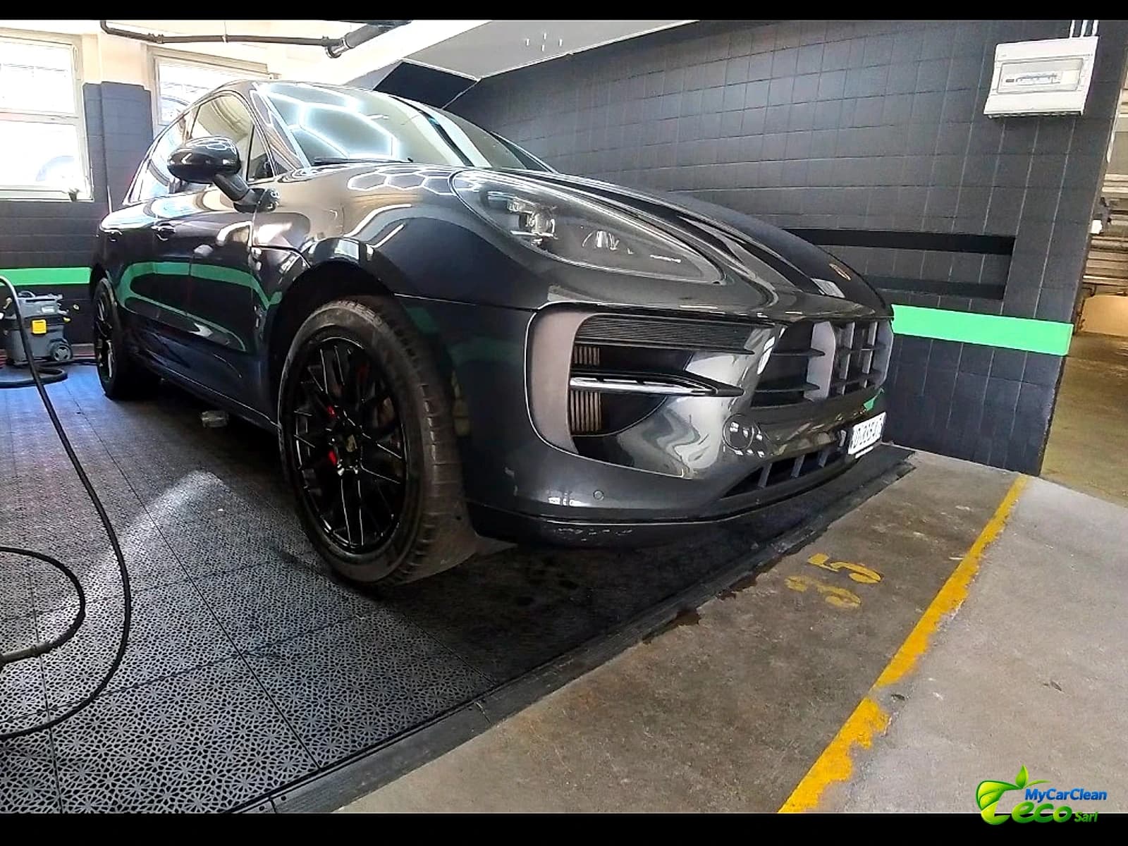 Porsche noire dans l'atelier MyCarCleanEco — après le soin