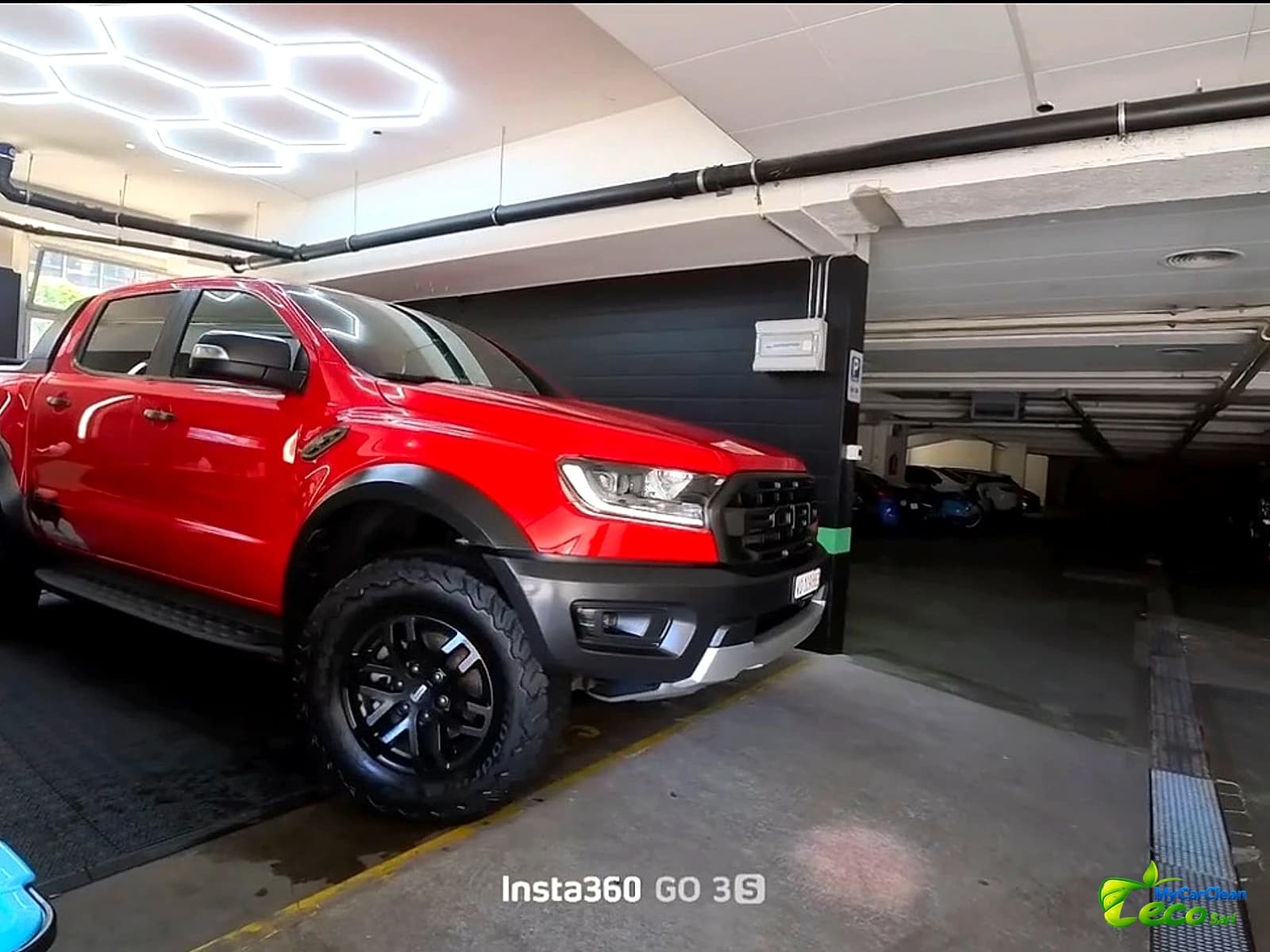 Pick-up rouge propre dans l'atelier de detailing automobile